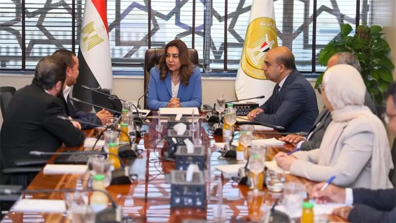 “منال عوض”  تبحث إنشاء منظومة وطنية لإدارة المخلفات الدوائية وتعزيز الاقتصاد الدائري المستدام