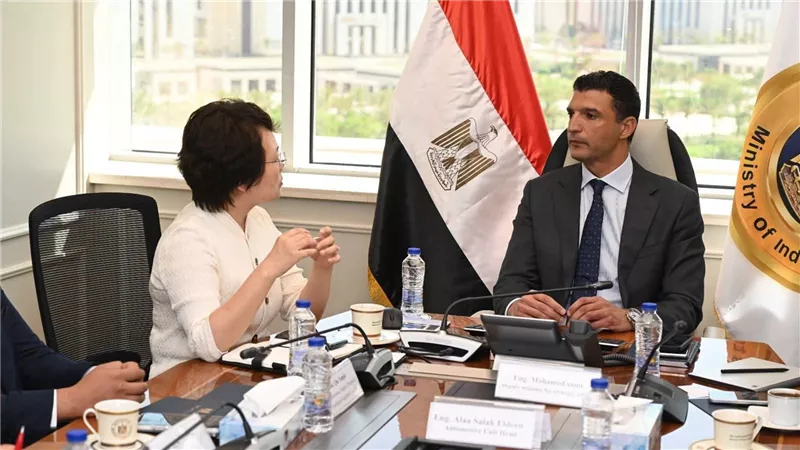 وزير الصناعة يبحث مع شركة جيانغسو تشانغهونغ الصينية إنشاء مجمع صناعي متكامل لخدمة صناعة السيارات في مصر