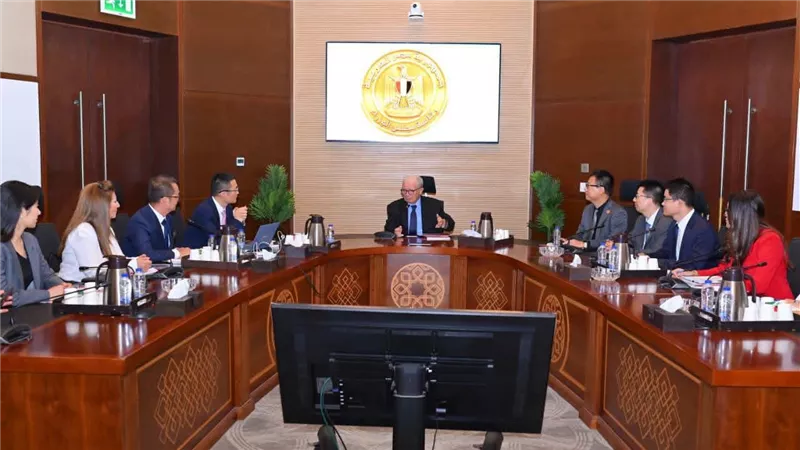 الحكومة تبحث مع 