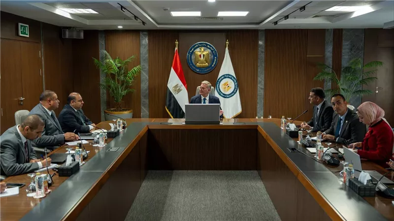 “كريم بدوي” يتابع الإقبال على فرص الاستثمار التعديني ويؤكد تنامي ثقة المستثمرين بمصر 