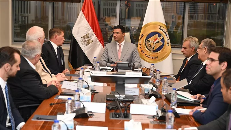وزير الصناعة يبحث توسع مرسيدس-بنز في تصنيع السيارات بمصر