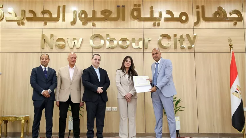 وزيرة الإسكان تسلم عقود توفيق أوضاع الأراضي المضافة بالعبور الجديدة والشروق للمواطنين