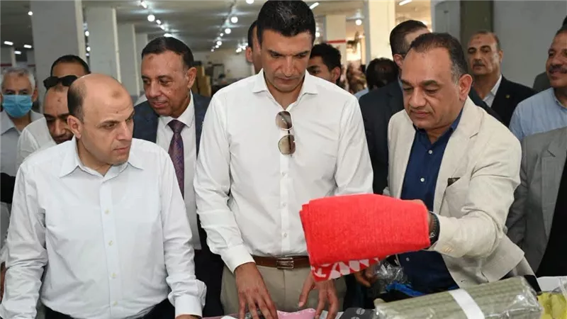 وزير الصناعة يتفقد مصانع النسيج والهندسة ويزور مركز التدريب بالمحلة