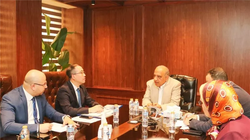 وزير الكهرباء يبحث مع وفد صيني تطوير الشبكة ودمج الطاقات المتجددة