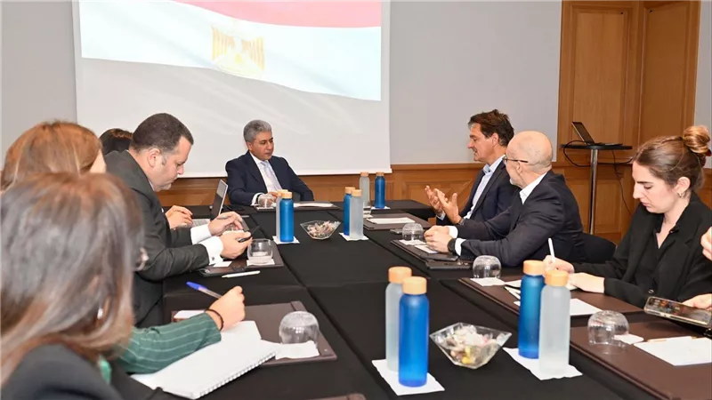 وزير السياحة يبحث بباريس تعزيز الحركة السياحية من السوق الفرنسي إلى مصر