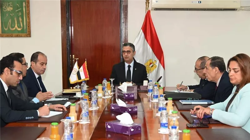 “شريف فاروق” يتابع إنتاج السكر ويؤكد استقرار المخزون وصرف مستحقات المزارعين الأسبوع المقبل بالكامل