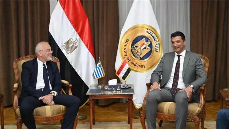 وزير الصناعة يبحث مع سفير اليونان تعزيز الشراكة الصناعية وجذب الاستثمارات الأوروبية إلى مصر