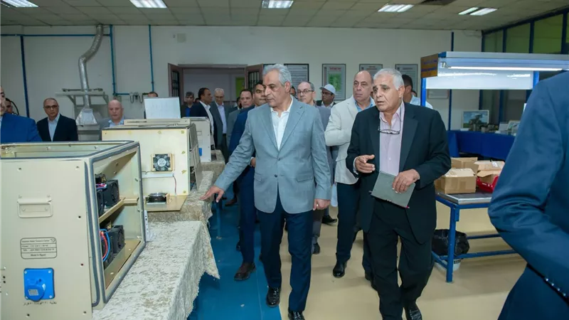 وزير الإنتاج الحربي يتابع تطوير خطوط إنتاج بنها للصناعات الإلكترونية