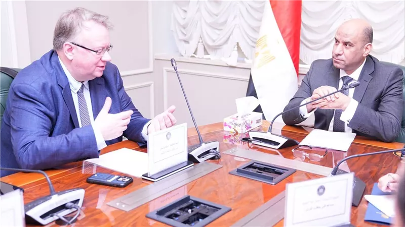 وزير العمل يبحث مع وفد 