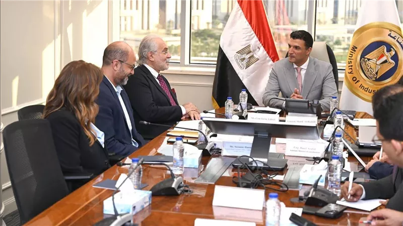 وزير الصناعة يبحث مع يونيليفر خطط التوسع وزيادة الإنتاج بالسوق المصري خلال الفترة المقبلة