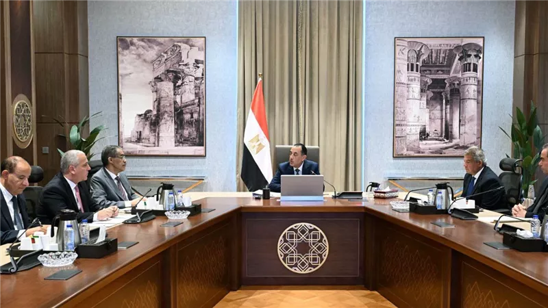 رئيس الوزراء يعقد اجتماعا لمتابعة تنفيذ تكليفات فخامة الرئيس بشأن الإعلام