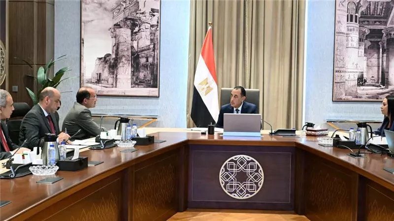 رئيس الوزراء يبحث مبادرات جديدة لدعم العمالة غير المنتظمة وأصحاب المهن الحرة والمصريين بالخارج