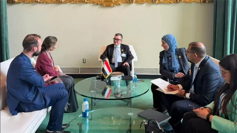 وزير التخطيط يبحث تطوير مؤشرات الفقر متعدد الأبعاد مع أكسفورد