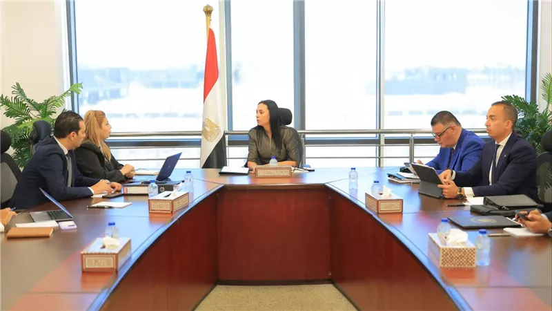 “مايا مرسي” تتابع الخطة التنفيذية لصندوق دعم الصناعات الريفية والبيئية