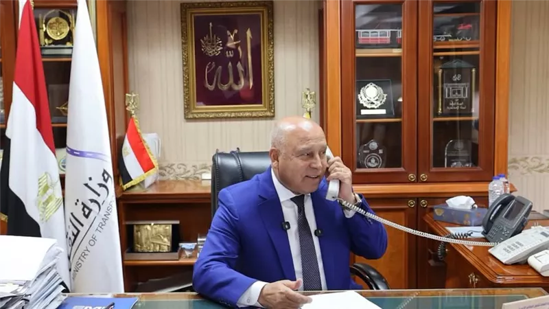 وزير النقل يكرم سيدة تصدت لرشق قطار بالحجارة