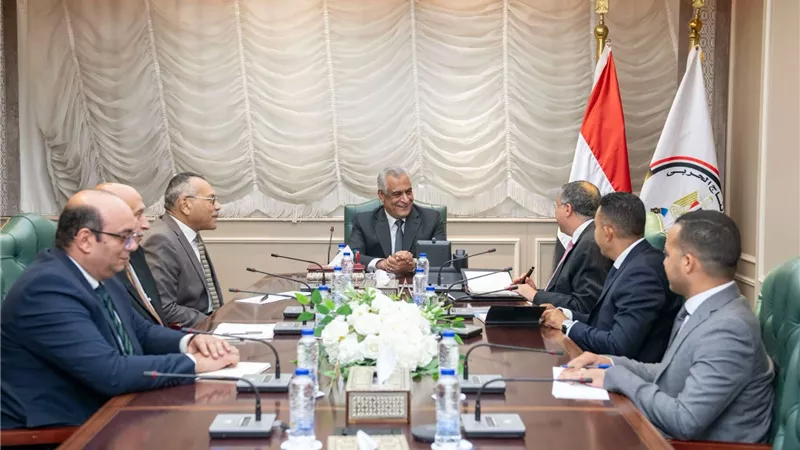 وزير الدولة للإنتاج الحربي يبحث مع 