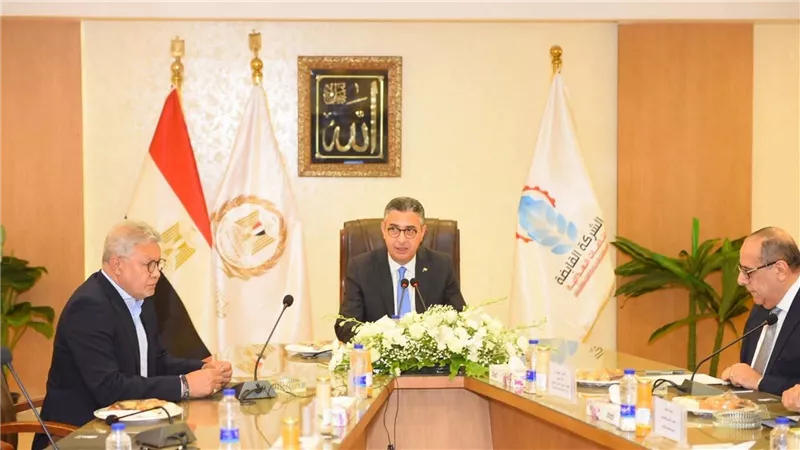 وزير التموين يتابع خطط تطوير القابضة للصناعات الغذائية ويؤكد توافر المخزون الاستراتيجي من السلع الأساسية