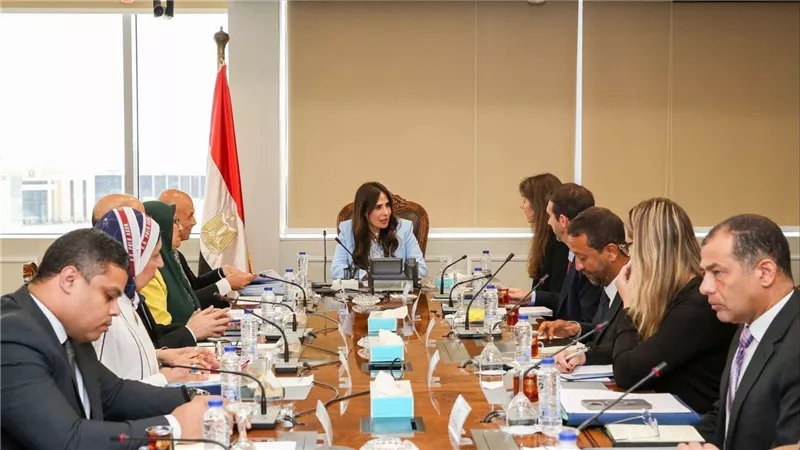 وزيرة الإسكان تبحث مع الوكالة الفرنسية للتنمية تعزيز التعاون في مشروعات مياه الشرب والصرف الصحي