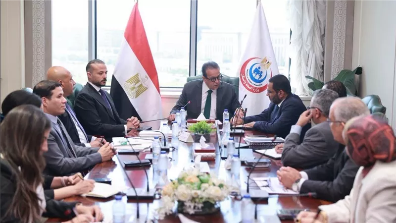 وزير الصحة يبحث مع الأمين العام لمؤسسة الجارحي تعزيز التعاون لدعم القطاع الصحي
