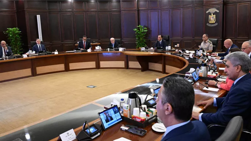 رئيس الوزراء: الحكومة تعمل على زيادة المخزون الاستراتيجي من المواد البترولية المتنوعة ومختلف السلع تنفيذاً لتوجيهات فخامة الرئيس