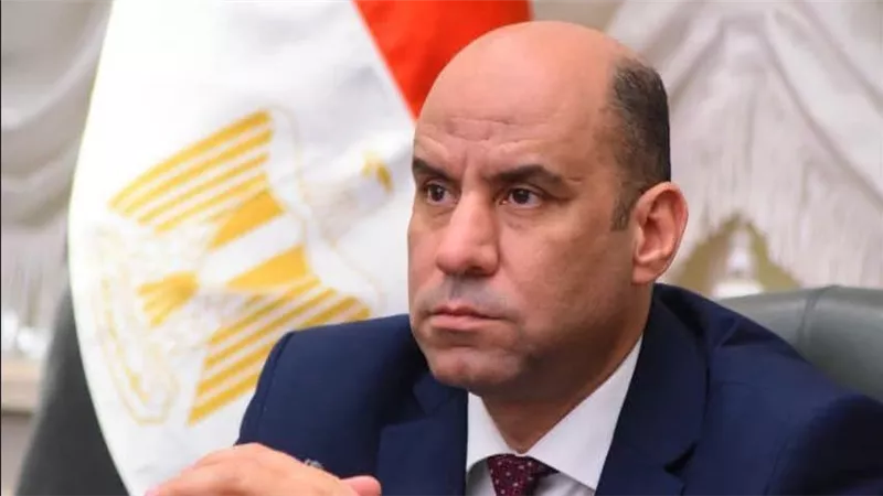 وزير العمل يتابع حادث انقلاب سيارة تقل عمالًا بالمنيا.. ويقدم العزاء لأسرة المتوفي