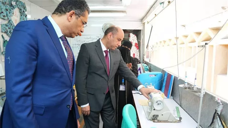 وزير العمل ومحافظ البحر الأحمر يتفقدان وحدة تدريب متنقلة لتمكين المرأة وتأهيل الشباب مهنياً