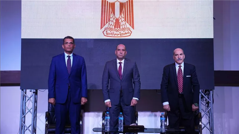 وزير العمل ومحافظ البحر الأحمر يفتتحان ملتقى السلامة ويدعمان تمكين المرأة والاستثمار المستدام معًا