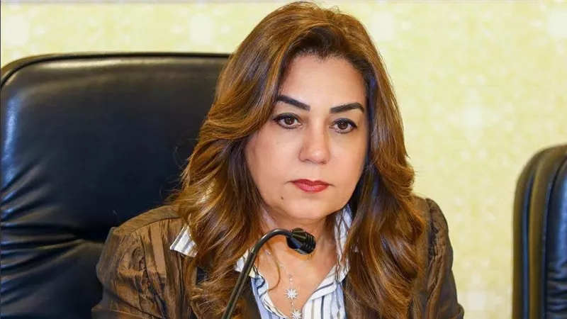 وزيرة التنمية المحلية والبيئة تتابع حملات النظافة وإزالة المخالفات وغلق محال غير مرخصة بالقاهرة