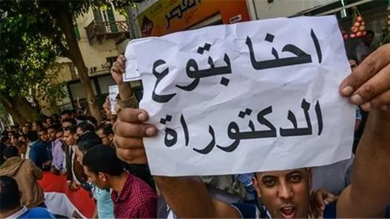 حملة الماجستير والدكتوراه يطالبون بتنفيذ قرار حكومي معطل منذ أكثر من ثلاث سنوات