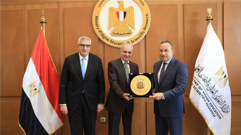 وزير التعليم العالي يوجه بتطوير البحث والابتكار واستعدادات تنسيق الجامعات