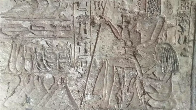 البعثة الأثرية المصرية تكشف عن ثلاث مقابر صخرية من عصر الدولة الحديثة بجبانة البوباسطيون