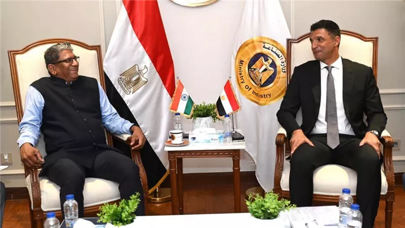 وزير الصناعة يبحث مع سفير الهند تعزيز التعاون الصناعي وجذب استثمارات جديدة 