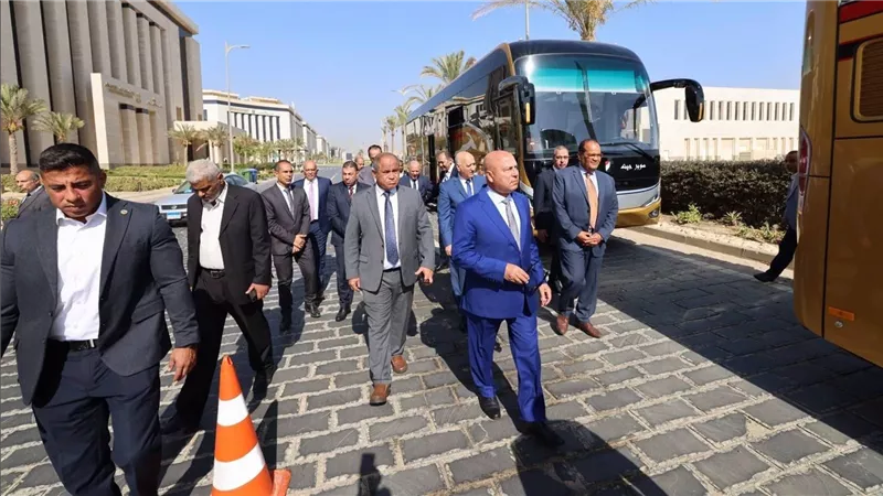 وزير النقل يدشن 20 أتوبيسًا مصريًا جديدًا لدعم أسطول السوبرجيت