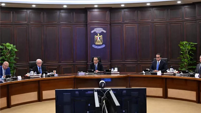 مدبولي: انتظام العمل بميناء دمياط واستكمال التحقيقات في حريق السفينتين