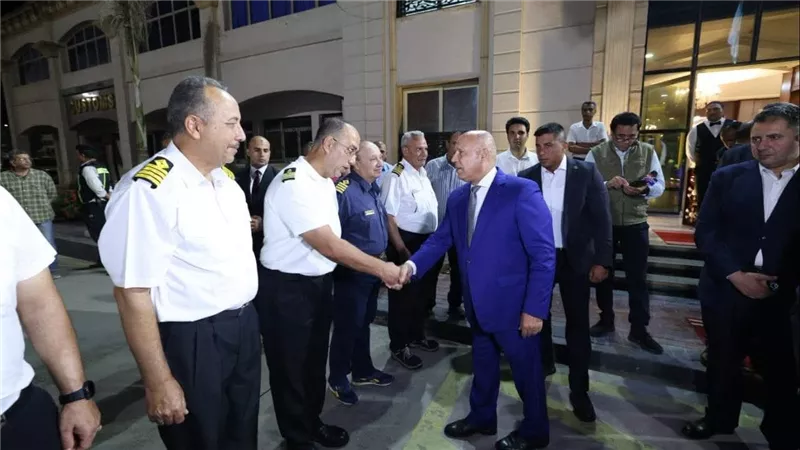 وزير النقل يصل ميناء دمياط عقب اجتماع مجلس الوزراء لتقديم الشكر لأبطال القاطرات البحرية 
