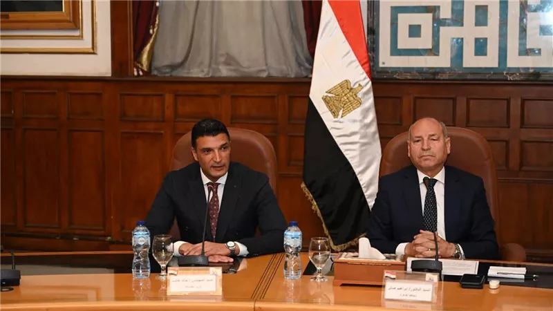 وزير الصناعة ومحافظ القاهرة يسلمان 40 عقدًا لتقنين أوضاع مصانع وورش شق الثعبان