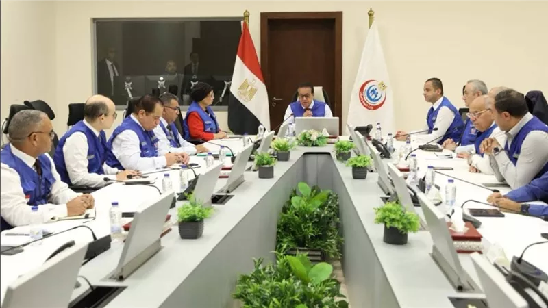 وزير الصحة يترأس غرفة الأزمات.. ويوجه باستمرار رفع درجة الاستعداد بالمستشفيات لمدة 48 ساعة بعد الهزة الأرضية