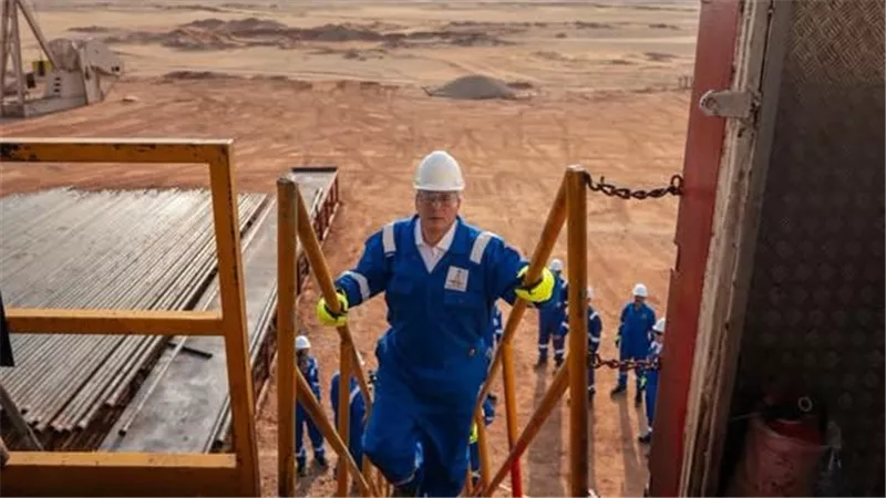 وزير البترول ومحافظ أسوان يتفقدان استئناف أعمال الحفر بحقل البركة في أسوان بعد توقف منذ عام 2022