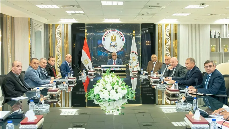 وزير الإنتاج الحربي يتابع تنفيذ مشروعات حياة كريمة ويشدد على سرعة الإنجاز والانضباط الكامل