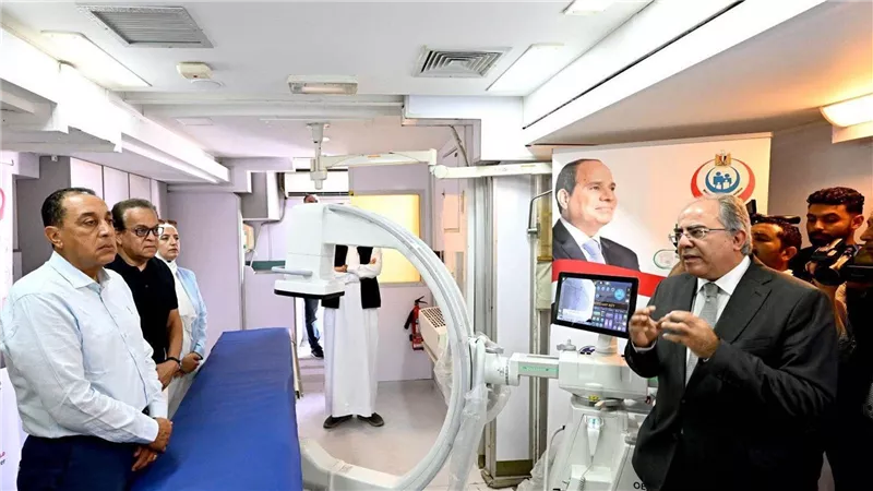 مدبولي يتفقد أول وحدة قسطرة قلب متنقلة بمستشفى رأس الحكمة المركزي