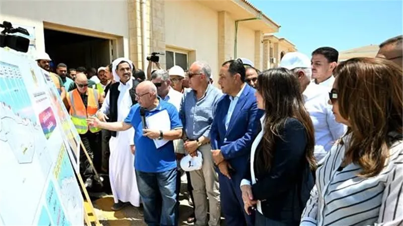 مدبولي يتفقد محطات تحلية الرميلة بمطروح بطاقة 125 ألف متر مكعب يوميًا