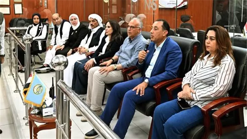 رئيس الوزراء يتفقد مركز سيطرة الطوارئ بمطروح ويبحث مطالب النواب والمشروعات التنموية