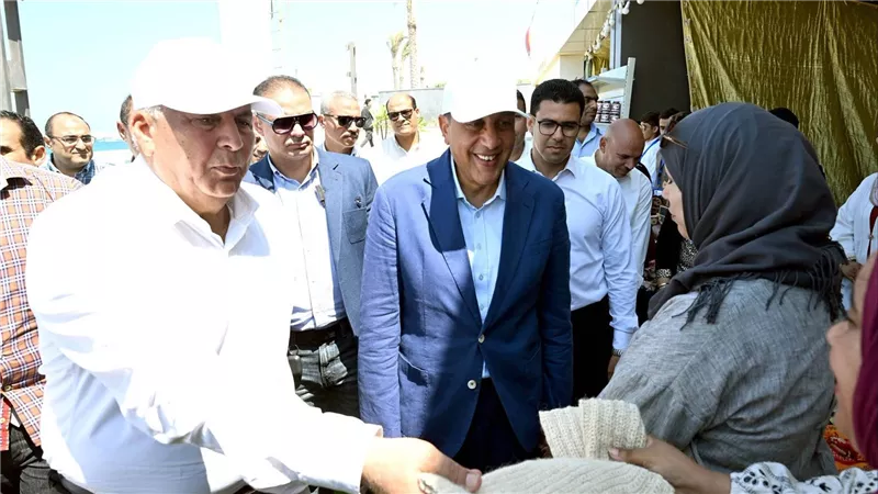 رئيس الوزراء يفتتح كورنيش 30 يونيو المطور ويتفقد معرض كنوز في مطروح
