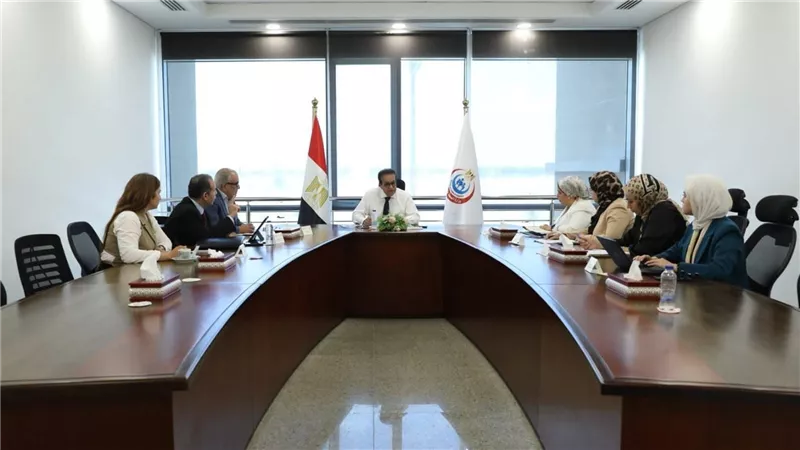 وزير الصحة يبحث التوسع في جراحات استبدال المفاصل باستخدام تقنية الروبوت