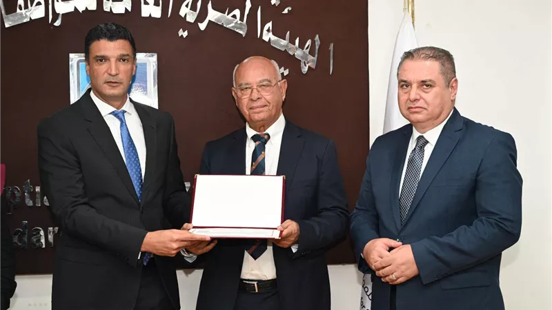 وزير الصناعة يتفقد هيئة المواصفات والجودة ويكرم 10 شركات متميزة