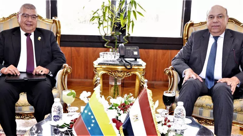 وزير الطيران يبحث مع سفير فنزويلا بالقاهرة تعزيز التعاون والربط الجوي بين البلدين
