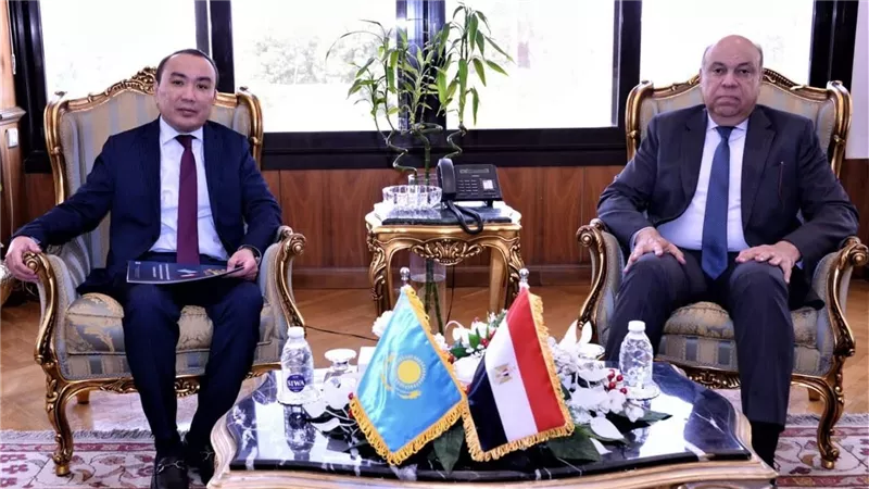 وزير الطيران المدني يبحث مع سفير كازاخستان تعزيز الربط الجوي وتنشيط الحركة السياحية بين البلدين