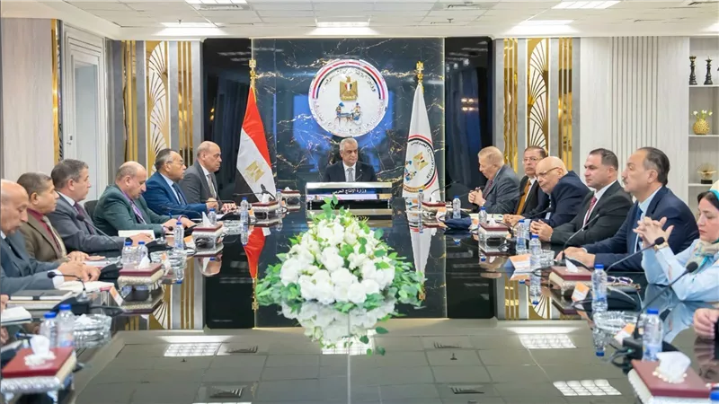 جمبلاط يبحث مع وفد المستثمرين تعزيز الشراكة الصناعية وتعميق التصنيع المحلي ودعم الاقتصاد الوطني