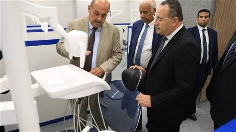 وزير التعليم العالي يتفقد جامعة العلمين الدولية ويطلع على تجهيزات معامل طب الفم والأسنان