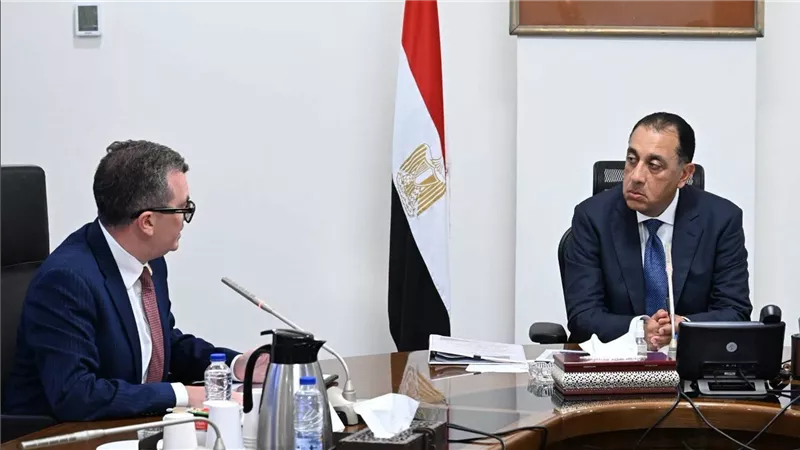 رئيس الوزراء يتابع مع وزير التخطيط تعزيز تنافسية الاقتصاد والاستثمارات وخطة التنمية